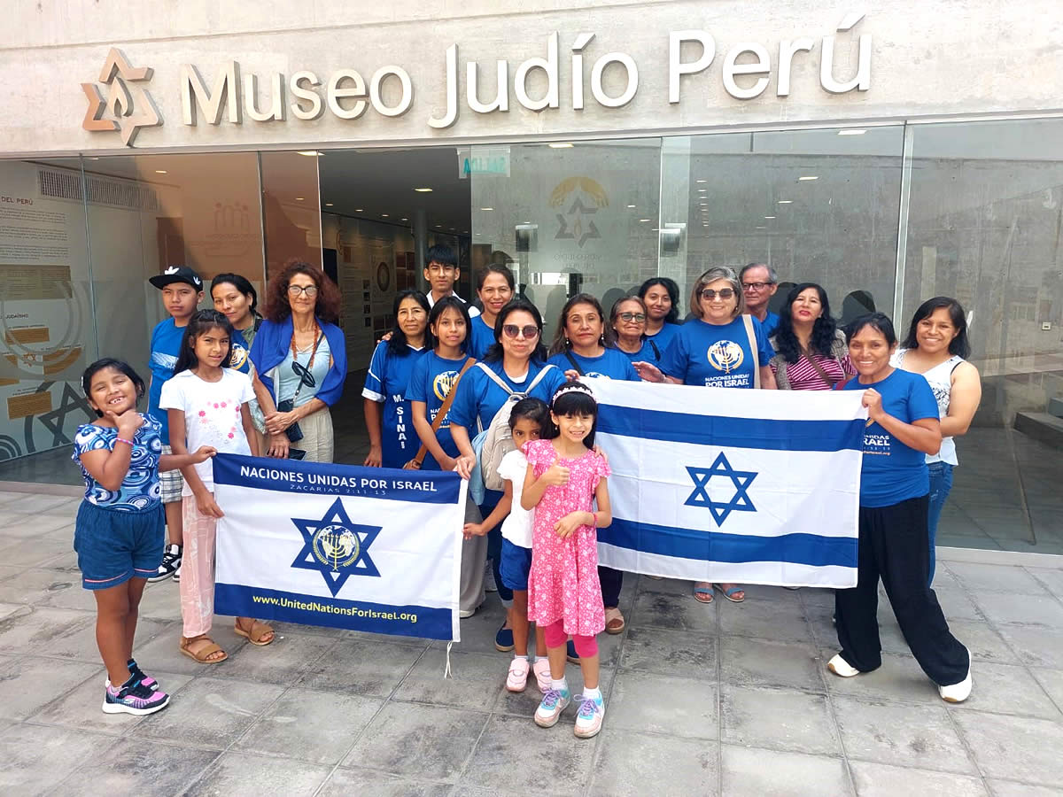 People with UNIFY and Israel flag in Peru