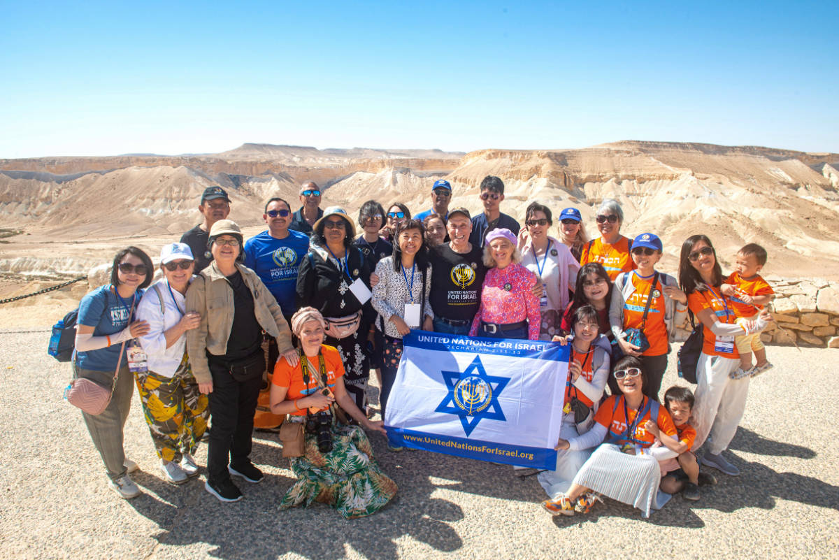 AB, Rabbi & Israel tour participants in Negev