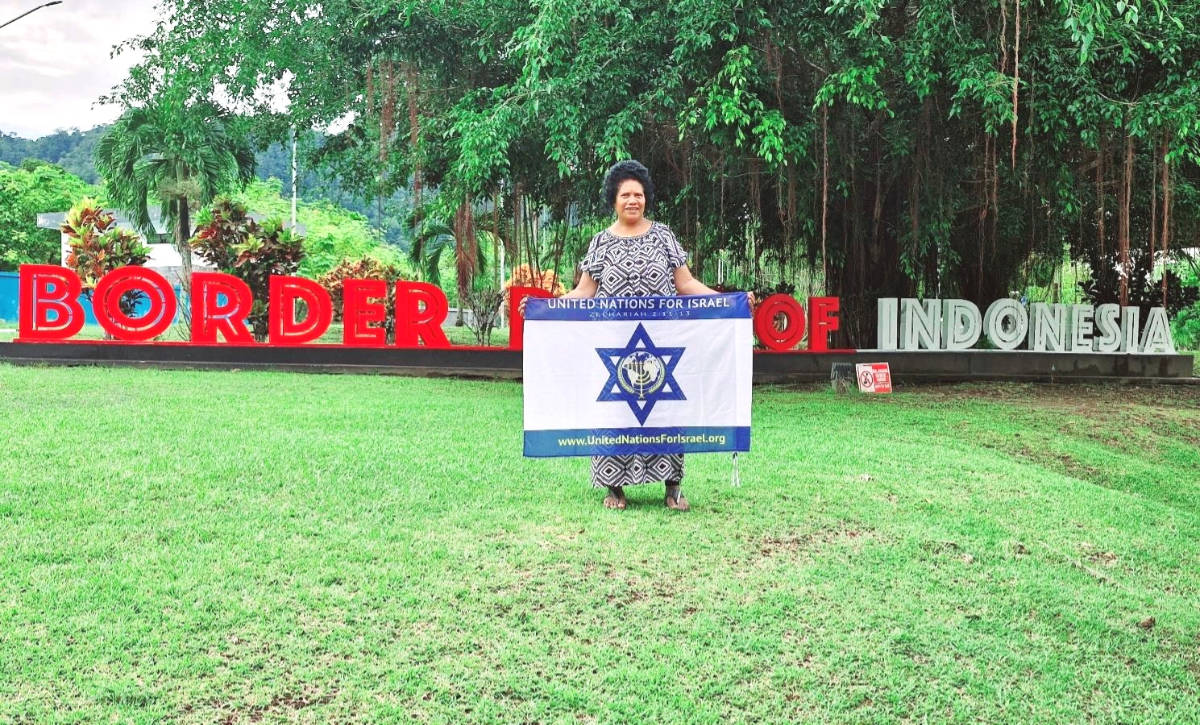 Woman with UNIFY flat at the border of Indonesia