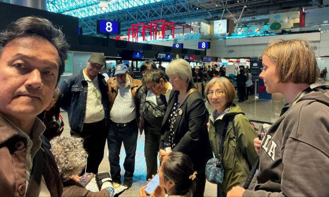 Apostolic Border Crossings